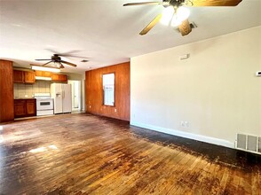 304 Montopolis Dr in Austin, TX - Building Photo - Building Photo