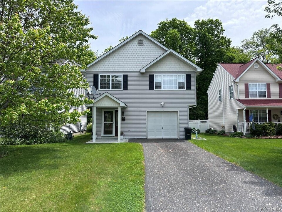 372 Angelo Dr in Montgomery, NY - Building Photo