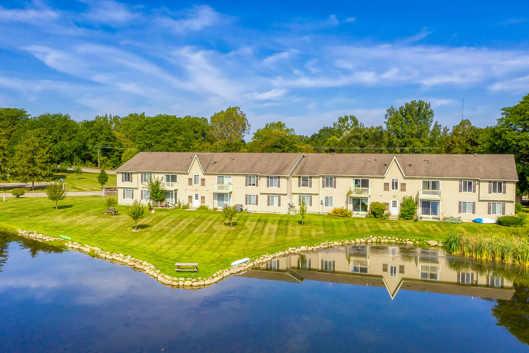 Lake of the Hills Apartment Homes in Haslett, MI - Foto de edificio