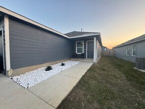 9142 Coronal Rings in San Antonio, TX - Building Photo - Building Photo