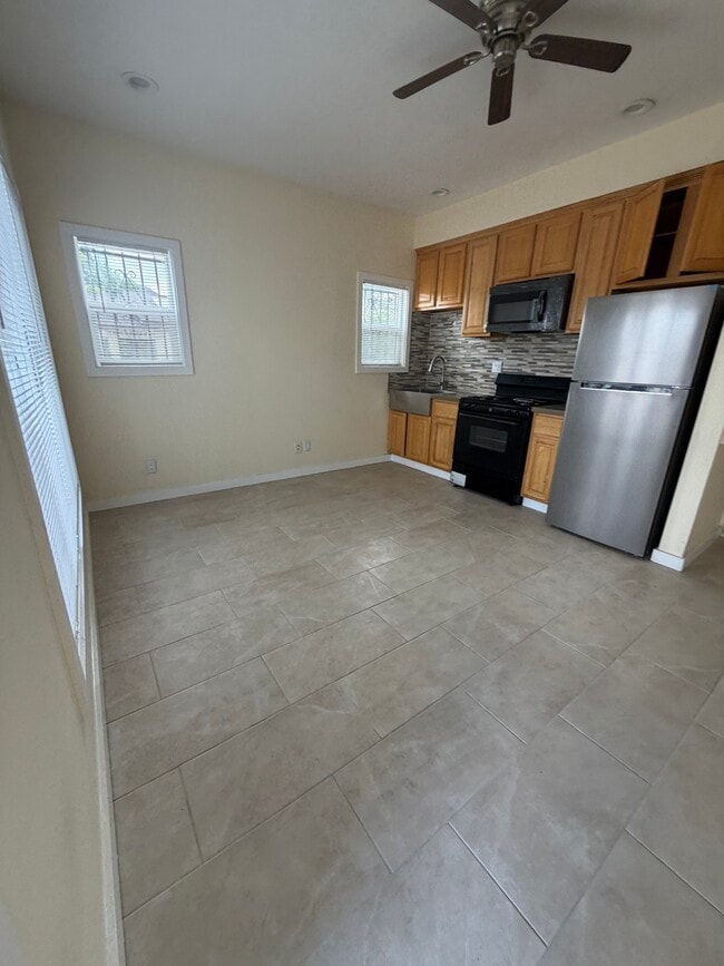 602 W 87th St, Unit 602 1-2, Unit 602 1-2