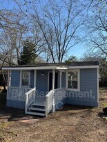 27 Domineck St in Newnan, GA - Building Photo