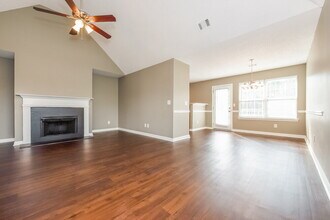 2025 Registry Dr in Hampton, GA - Foto de edificio - Building Photo