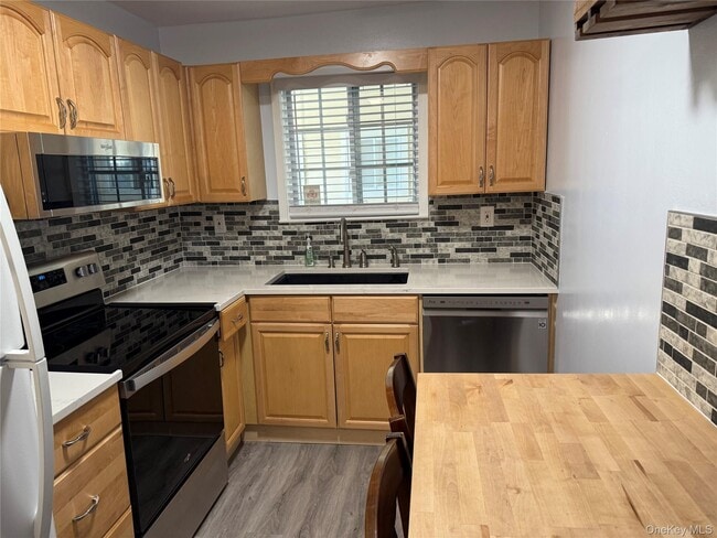 property at 608 Fox Run Ln