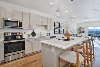 Skyline Peaks in Draper, UT - Foto de edificio - Building Photo