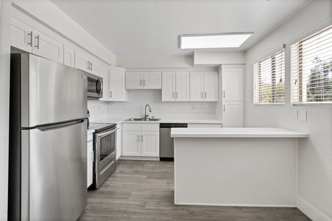 DIPLOMAT PARK APARTMENTS in Valley Village, CA - Foto de edificio - Interior Photo