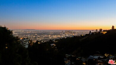 2001 Sunset Plaza Dr in Los Angeles, CA - Building Photo - Building Photo