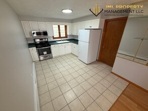 52 Pitman St, Unit 2W in Fall River, MA - Foto de edificio - Building Photo