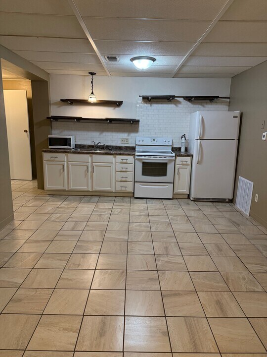 221 W 9th Ave, Unit 2 Bedroom Apt in Mitchell, SD - Building Photo