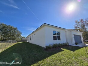 951 La Belle Ave SW in Palm Bay, FL - Foto de edificio - Building Photo