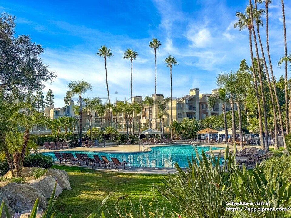 5500 Owensmouth Ave in Los Angeles, CA - Building Photo