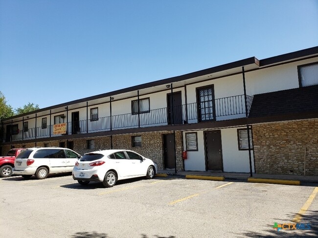 1706 N Interstate 35 in San Marcos, TX - Building Photo - Building Photo