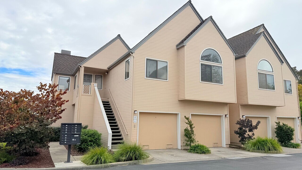 8 Eclipse Ct in Alameda, CA - Building Photo