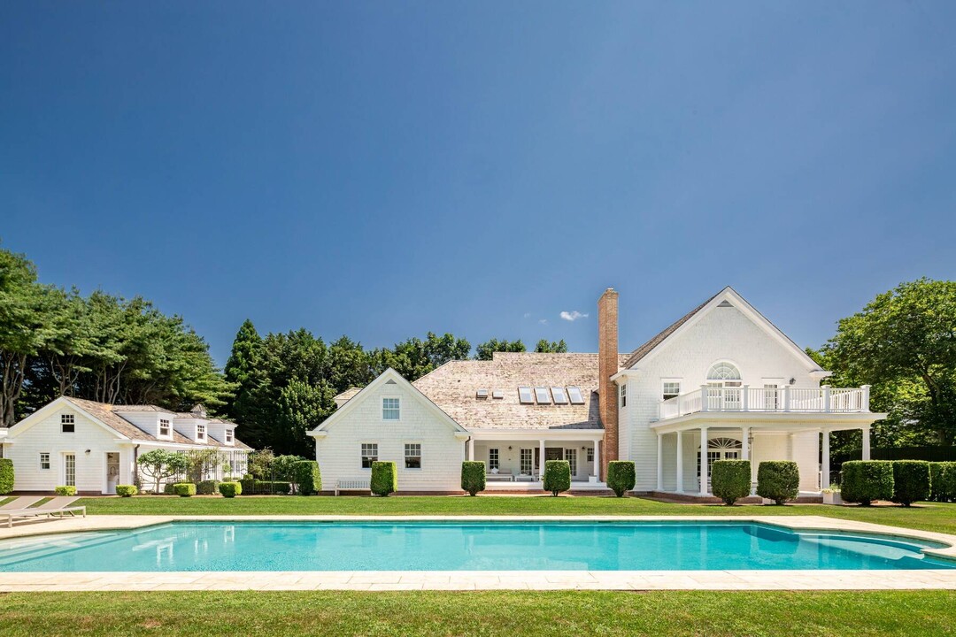 51 Christopher St in Southampton, NY - Building Photo