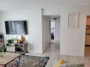 919 Hillcrest Dr, Unit 306 in Hollywood, FL - Building Photo - Building Photo