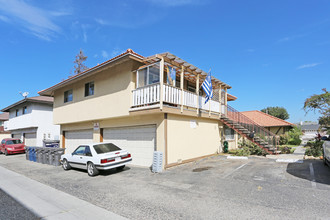 7092 Heil Ave in Huntington Beach, CA - Foto de edificio - Building Photo