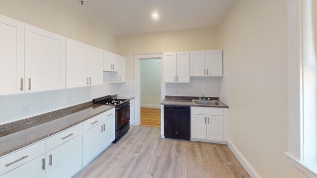 1860 Commonwealth Ave, Unit 34 in Boston, MA - Foto de edificio - Building Photo