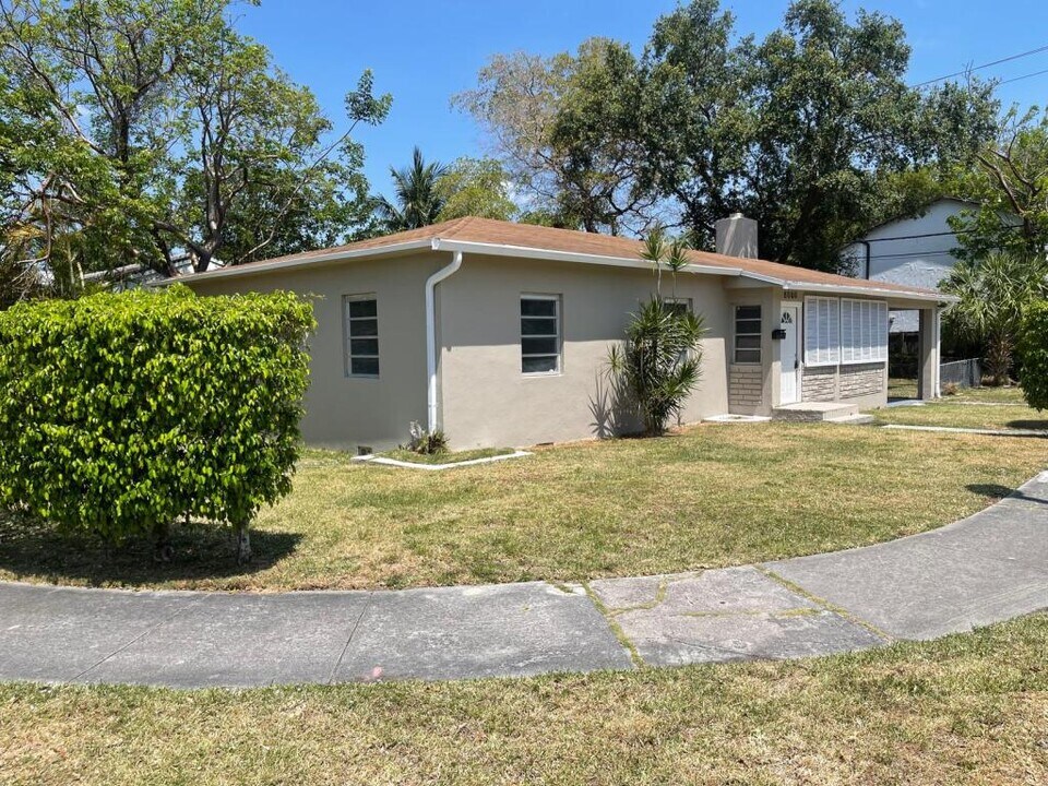 8000 NE 8th Ct in Miami, FL - Building Photo
