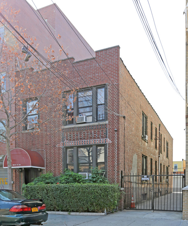 10818 38th Ave in Corona, NY - Foto de edificio