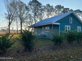1011 Latiolais Rd in St. Martinville, LA - Building Photo