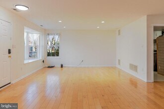 21 Stokes Rd in Mount Laurel, NJ - Building Photo - Building Photo