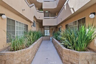 333 W Alameda Ave in Burbank, CA - Building Photo - Building Photo