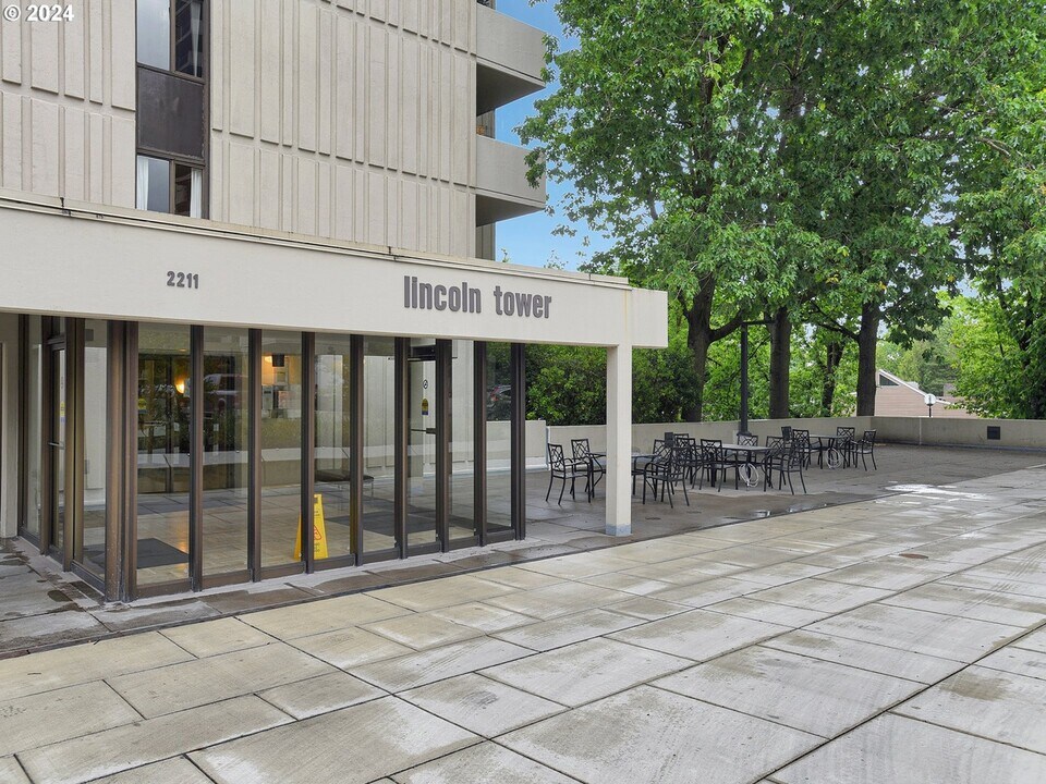 2211 SW 1st Ave, Unit 306 in Portland, OR - Building Photo
