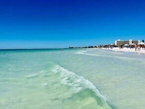 1055 W Peppertree Dr, Unit 5th in Sarasota, FL - Building Photo - Building Photo