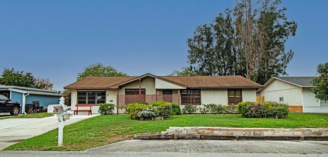 5356 SE 52nd Ave in Stuart, FL - Building Photo - Building Photo