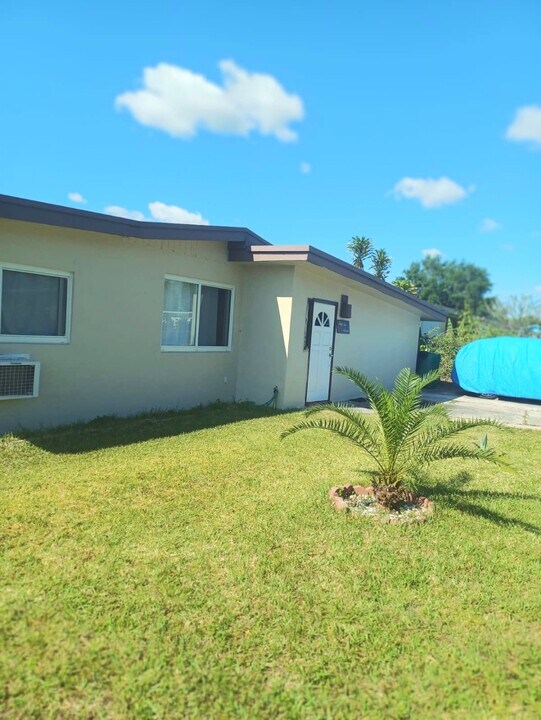 4216 SW 51st St, Unit Lofty Airy home retreat in Fort Lauderdale, FL - Building Photo