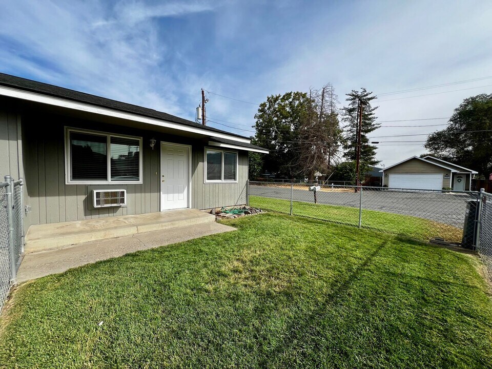 4110-4112 S 3rd St in Union Gap, WA - Building Photo