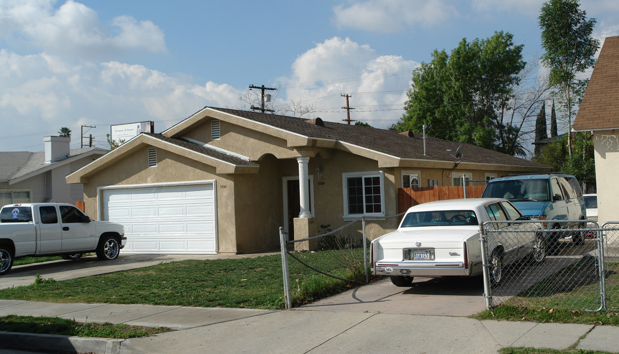 1234 Berkeley Ave in San Bernardino, CA - Foto de edificio