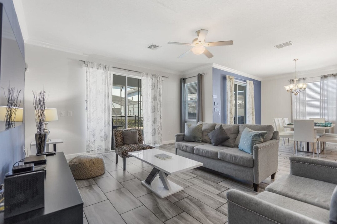 4718 Kings Castle Cir in Kissimmee, FL - Foto de edificio