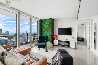 92 SW 3rd St, Unit 4702 in Miami, FL - Building Photo - Building Photo