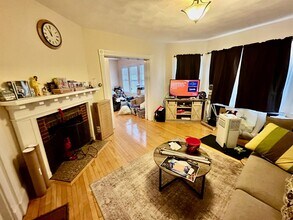 2 Laurel St, Unit 1 in Medford, MA - Building Photo - Building Photo