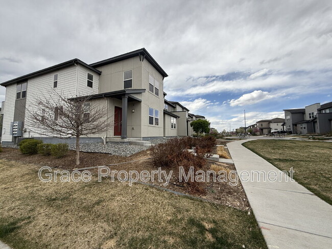 16075 E Elk Pl in Denver, CO - Foto de edificio - Building Photo
