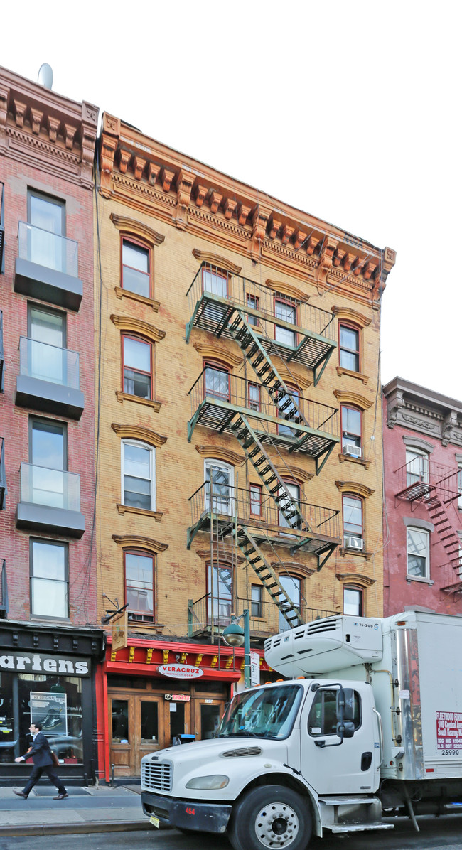 Duplex with Hardwood Floors and New Appliance in Brooklyn, NY - Foto de edificio - Building Photo