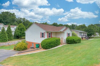 913 Giles Rd in Blacksburg, VA - Building Photo - Building Photo