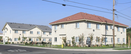 Paramount Apartments in Modesto, CA - Foto de edificio - Building Photo