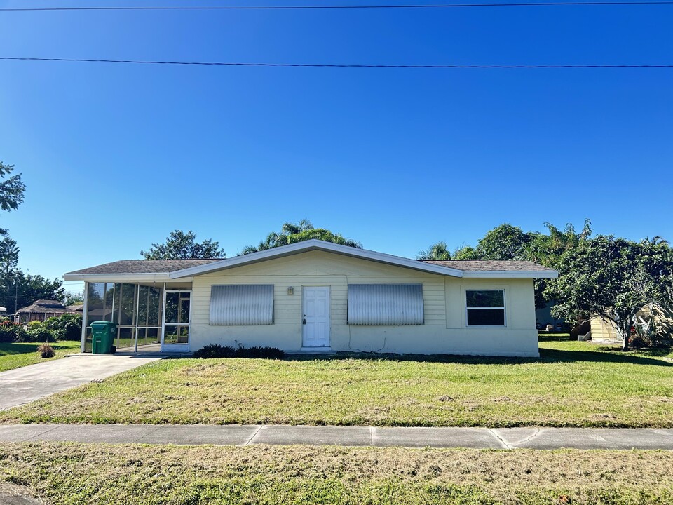 166 S Entrada Ave in Port St. Lucie, FL - Foto de edificio