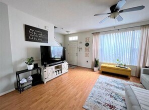 10946 Black Swan Ct in Seffner, FL - Foto de edificio - Building Photo