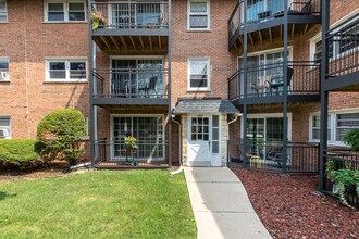 6853 N Northwest Hwy in Chicago, IL - Building Photo - Building Photo