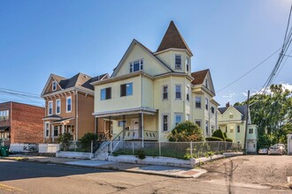 553 Main St, Unit 3 in Medford, MA - Foto de edificio - Building Photo