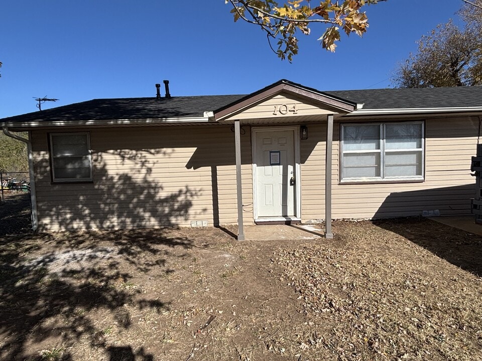 104 Gatewood Dr in Chickasha, OK - Building Photo
