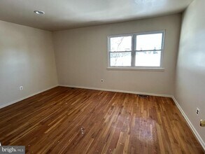 60 Stonegate Dr in Mount Holly, NJ - Building Photo - Building Photo