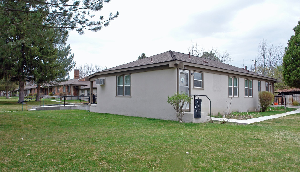 College Park Apartments in Caldwell, ID - Building Photo