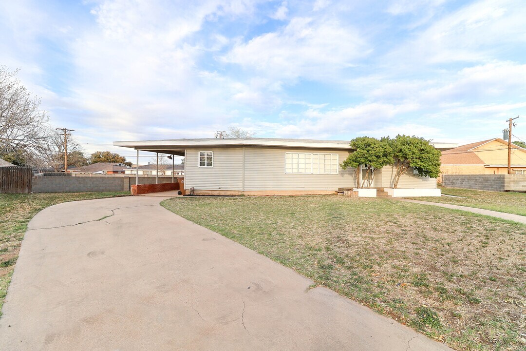 1607 Sycamore St in Big Spring, TX - Building Photo