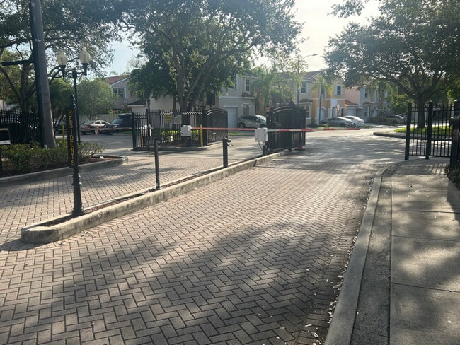 4015 Tree Top Rd in Hollywood, FL - Building Photo - Building Photo