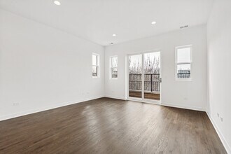 1952 W Ohio St in Chicago, IL - Foto de edificio - Building Photo