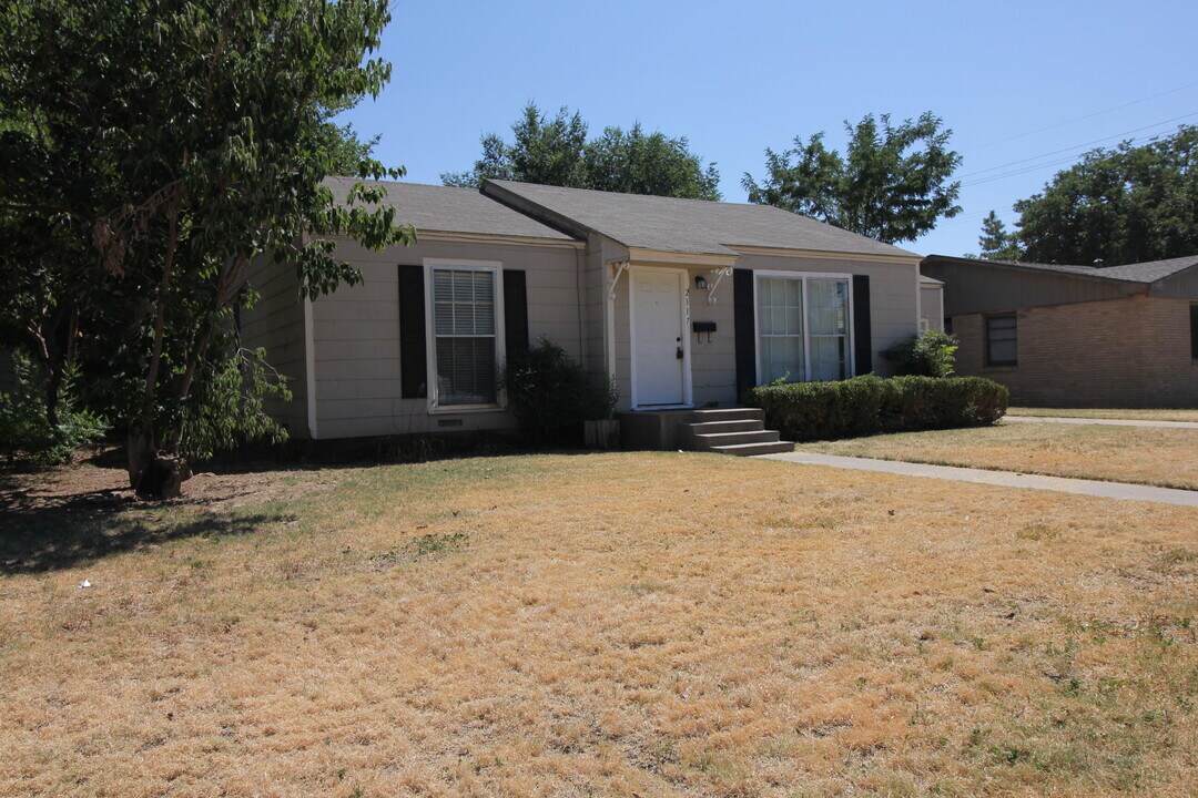 2317 32nd St in Lubbock, TX - Building Photo